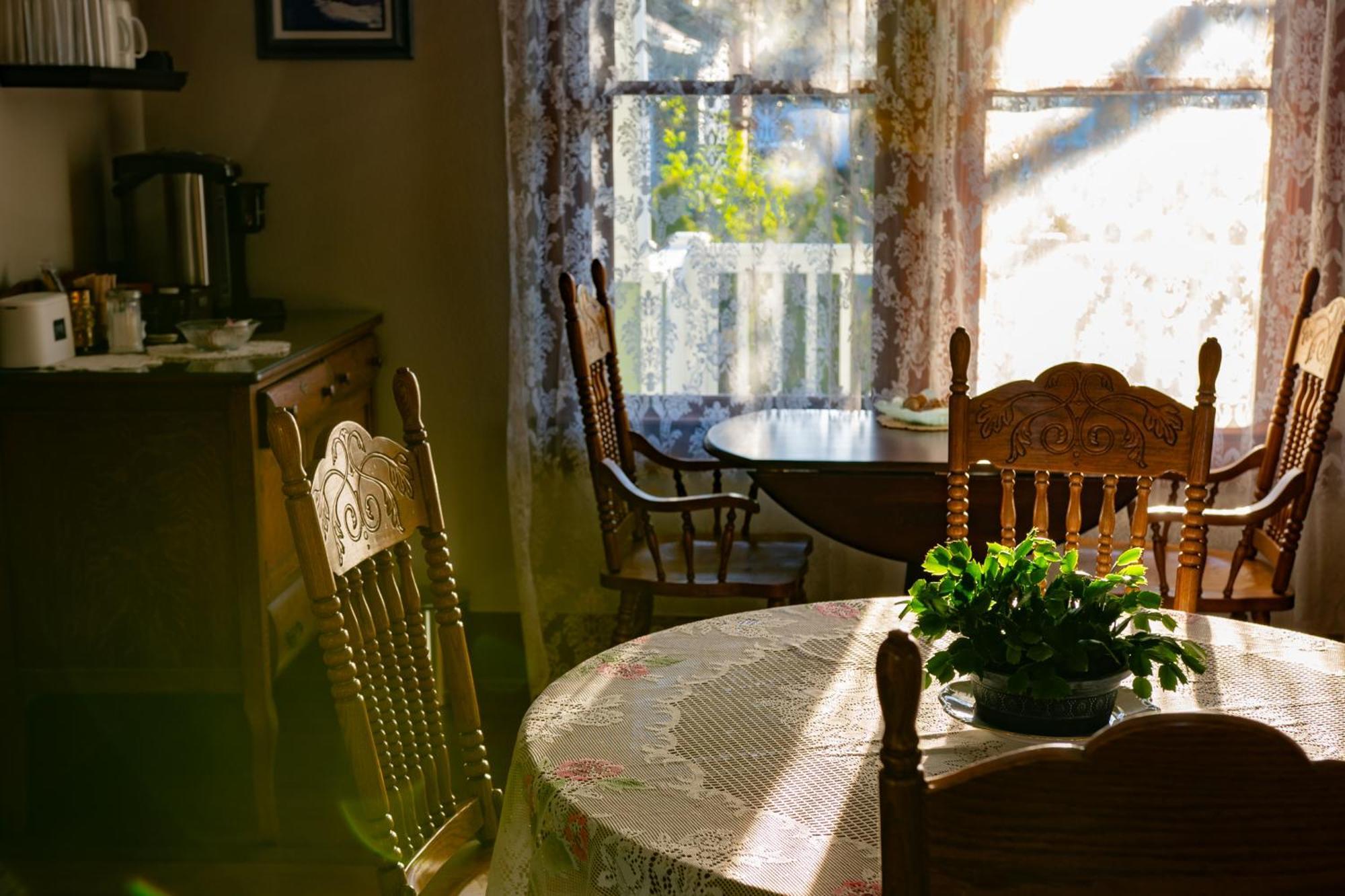 The Pearl Inn Bed And Breakfast Ilwaco ภายนอก รูปภาพ