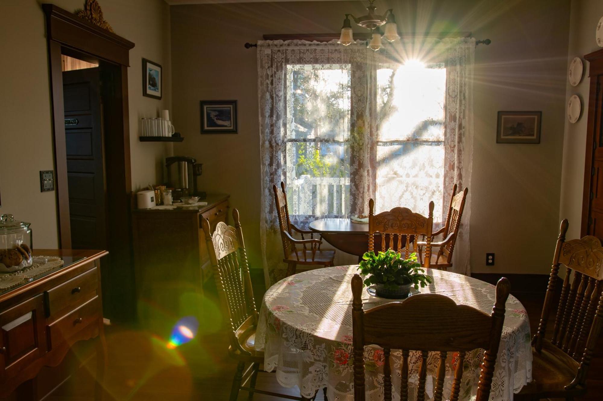 The Pearl Inn Bed And Breakfast Ilwaco ภายนอก รูปภาพ