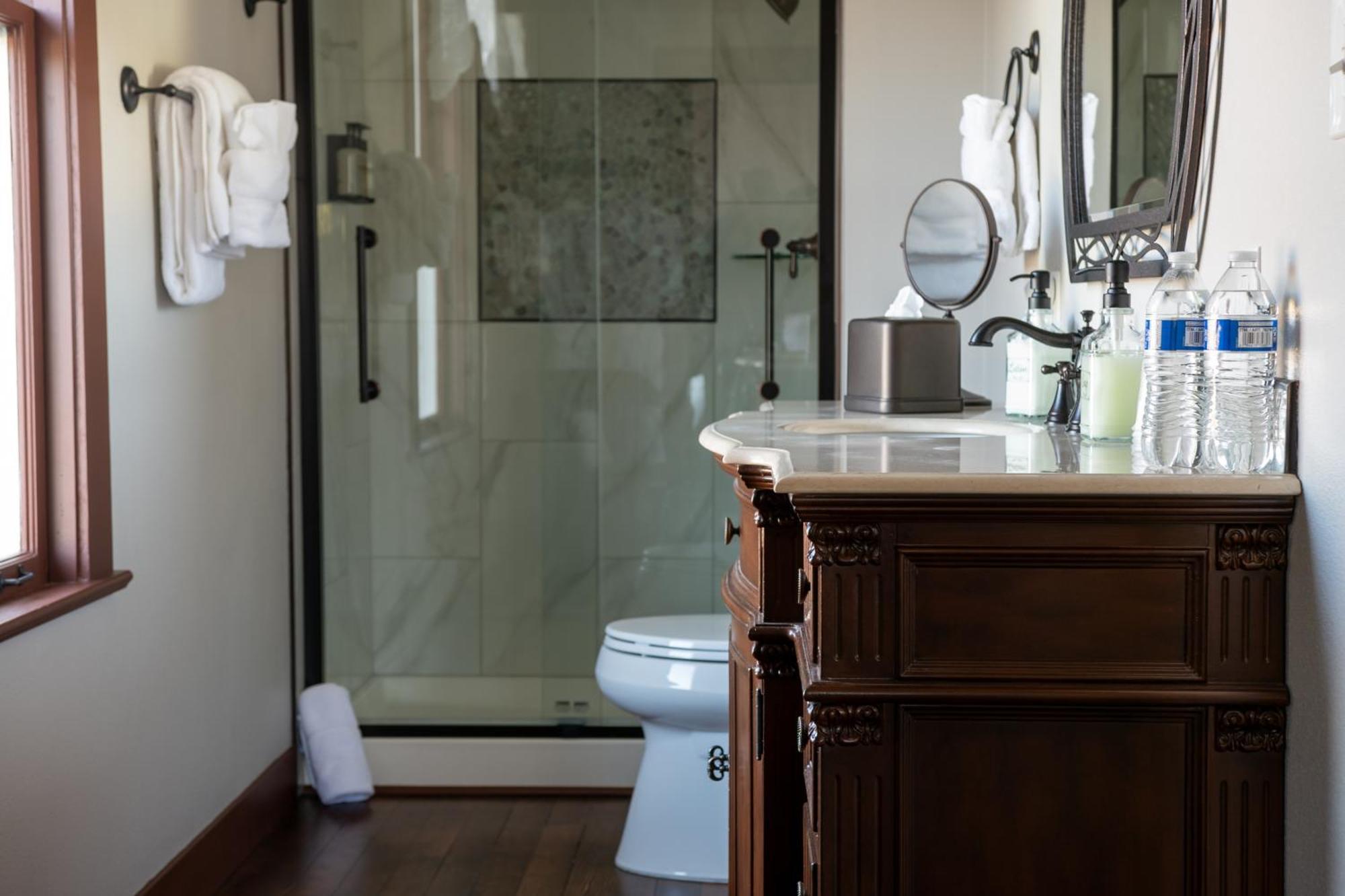 The Pearl Inn Bed And Breakfast Ilwaco ภายนอก รูปภาพ