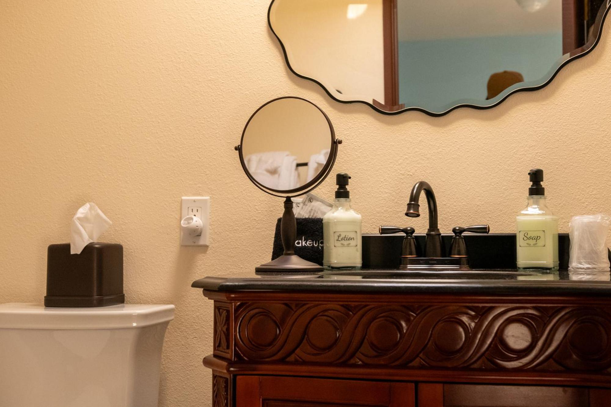 The Pearl Inn Bed And Breakfast Ilwaco ภายนอก รูปภาพ