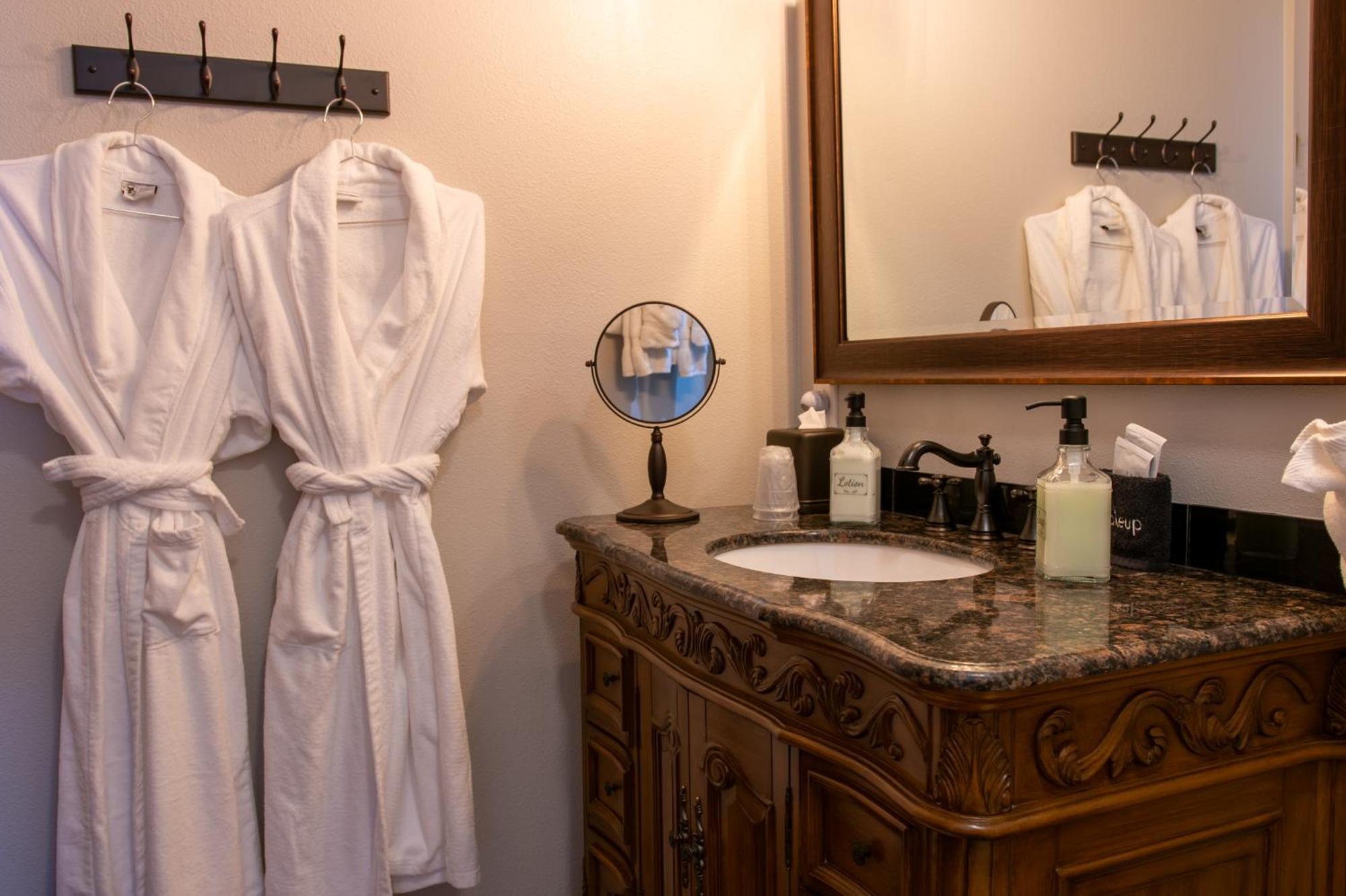 The Pearl Inn Bed And Breakfast Ilwaco ภายนอก รูปภาพ